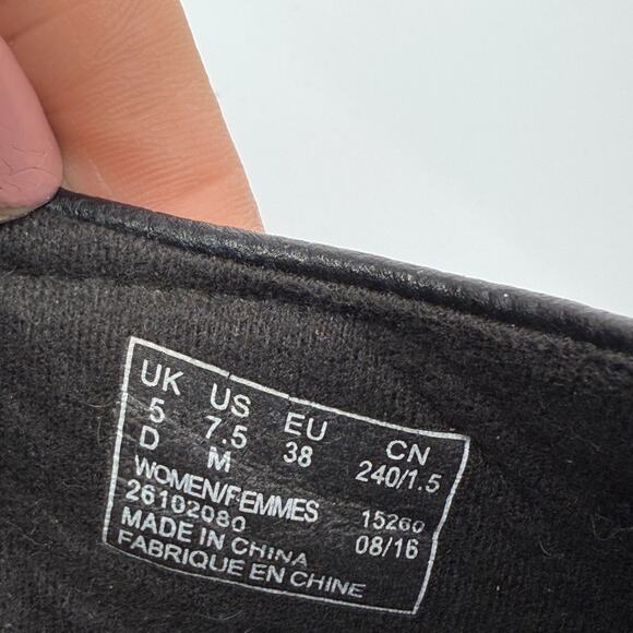 Clarks Black Leather Comfort Shoes 7.5 Slip On Booties Button Indie Y2K Cottage - Picture 5 of 7